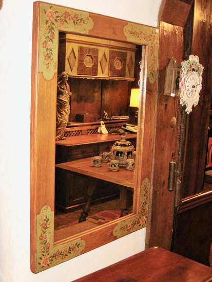 Specchio con cornice in legno antico decorata